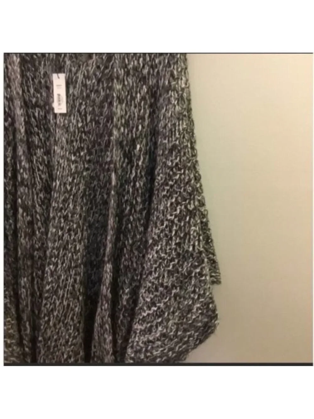 Apt 9 open knit ruana Woman’s OSFM gray black & white with fringe detail